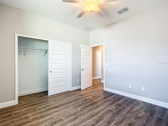 unfurnished bedroom with dark wood-type flooring, ceiling fan, and a closet