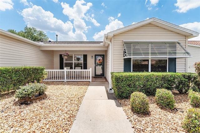 entrance to property featuring a porch