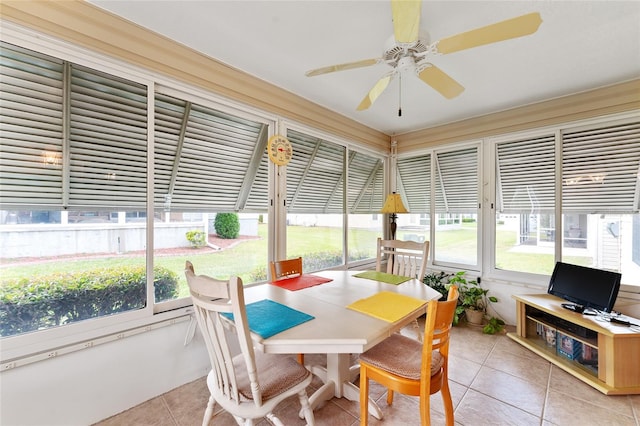 sunroom with ceiling fan