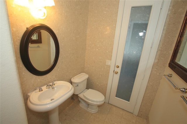 bathroom featuring sink and toilet