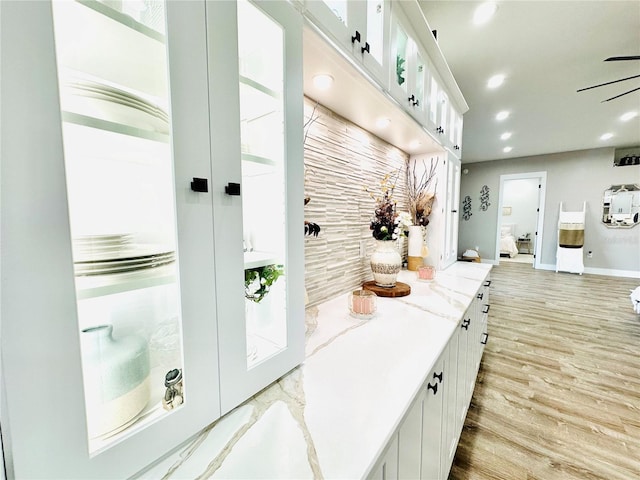 bathroom featuring ceiling fan