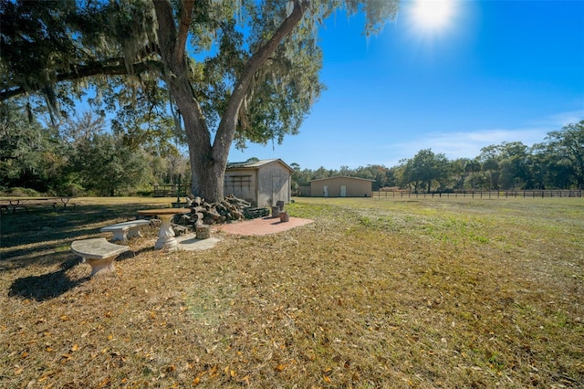 view of yard featuring a rural view