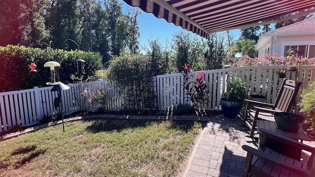 view of yard featuring a patio