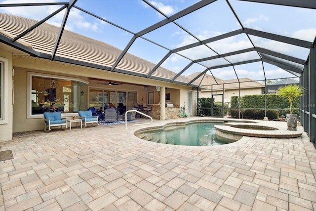 view of pool featuring a lanai, an in ground hot tub, ceiling fan, an outdoor hangout area, and a patio