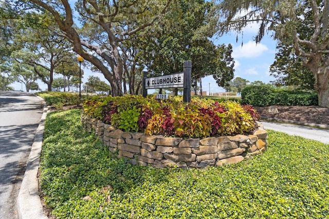 view of community / neighborhood sign