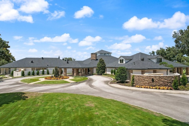 view of front of house featuring a front lawn