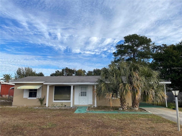 ranch-style home featuring a front lawn