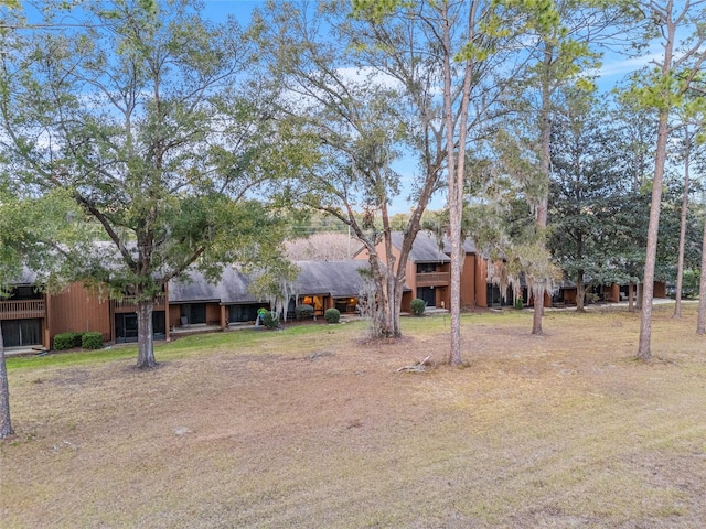 view of front of property with a front yard