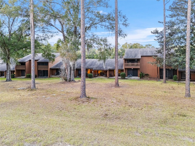 view of front of house featuring a front lawn