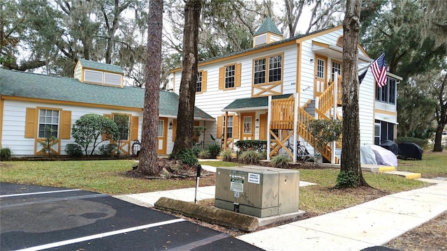 view of front of home featuring a front yard