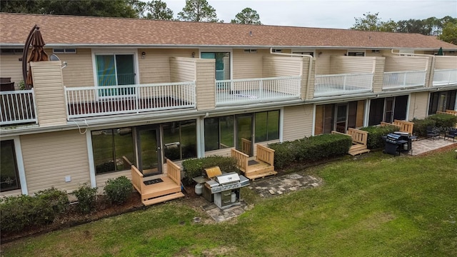 back of house featuring a yard