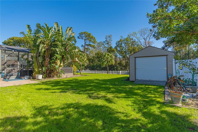 view of yard featuring a shed