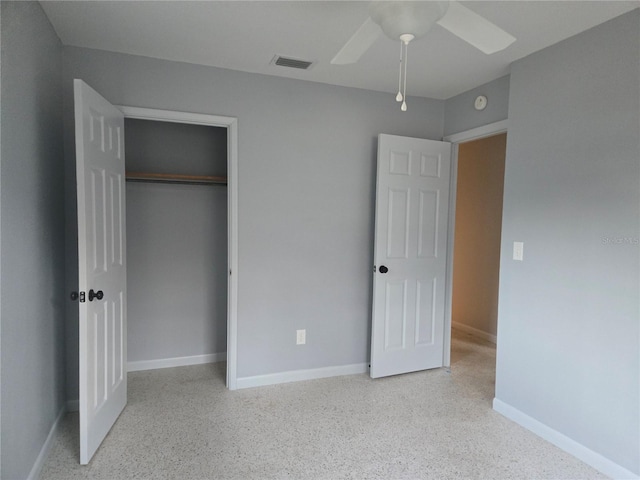 unfurnished bedroom with ceiling fan and a closet