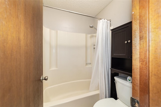 bathroom featuring a textured ceiling, toilet, and shower / bath combo