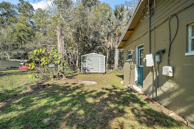 view of yard featuring a storage unit