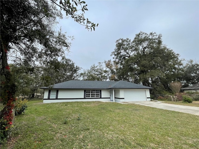 view of front facade featuring a garage and a front yard