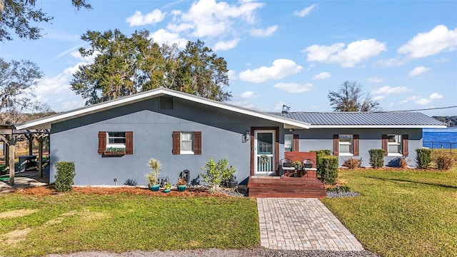 view of front of property featuring a front lawn