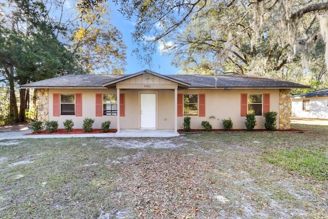 single story home with a front yard