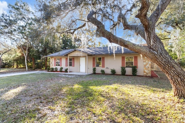 single story home with a front yard