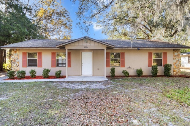 single story home with a front yard