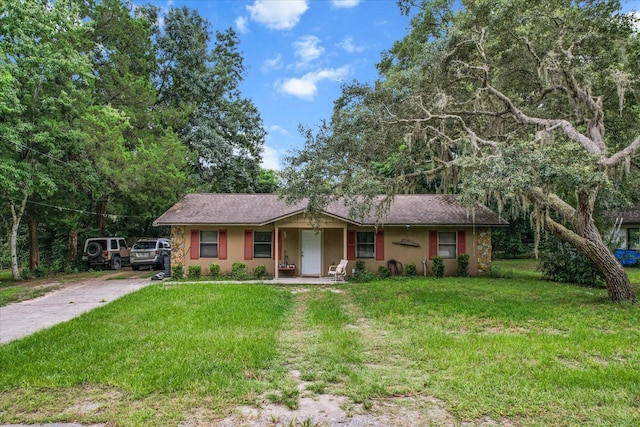 ranch-style house featuring a front yard