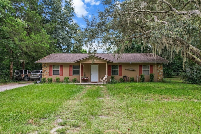 ranch-style home featuring a front lawn