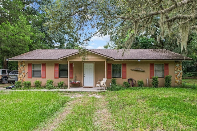 ranch-style home featuring a front lawn