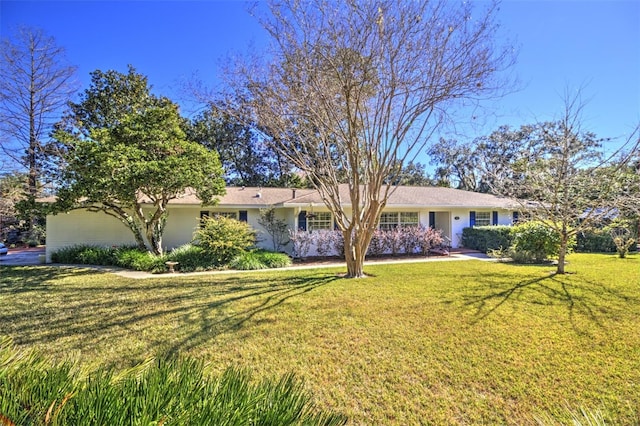 single story home featuring a front yard