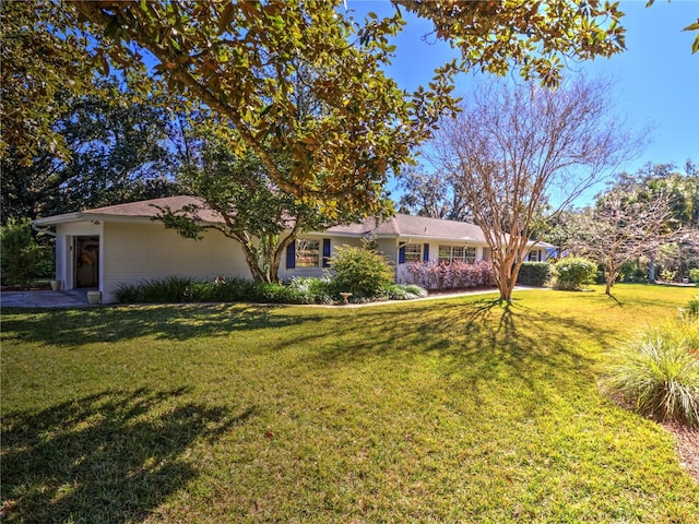 ranch-style house featuring a front lawn