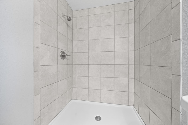 bathroom featuring tiled shower