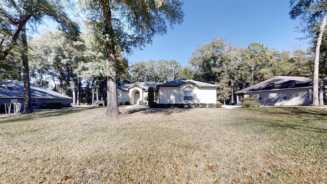 view of front of property featuring a front yard