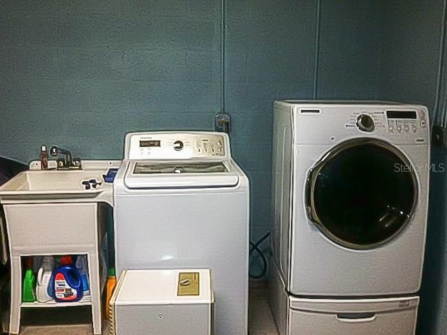 clothes washing area with washing machine and clothes dryer