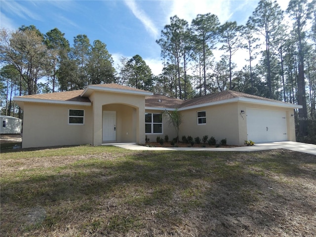 view of front of home featuring a garage and a front yard