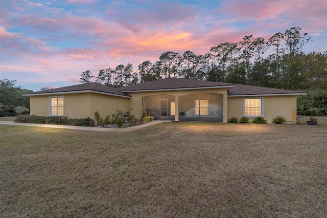 view of front of property featuring a lawn