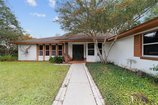 view of front of property featuring a front lawn