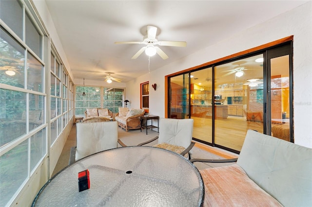 sunroom with ceiling fan