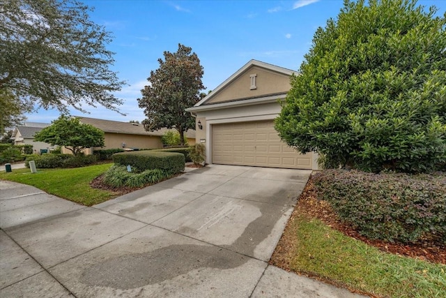 view of front facade featuring a garage and a front yard