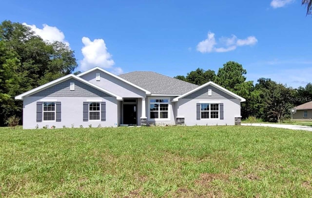 view of front of house featuring a front lawn