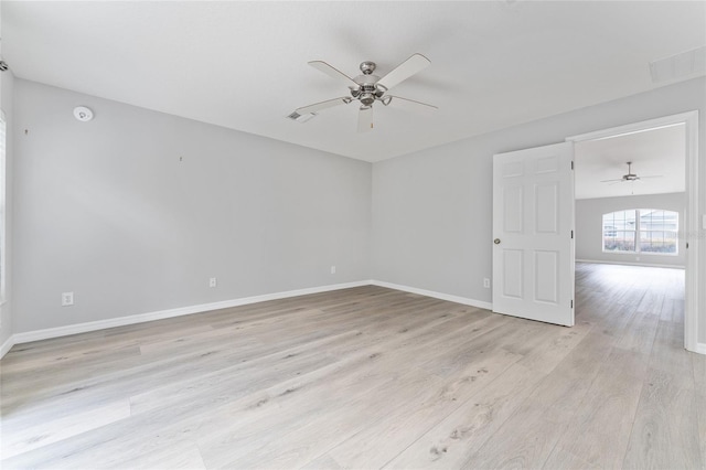 unfurnished room featuring light hardwood / wood-style floors and ceiling fan