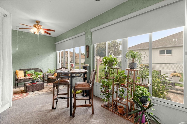 sunroom with ceiling fan