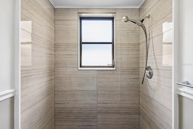 bathroom featuring tiled shower