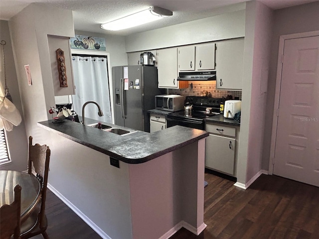 kitchen featuring sink, backsplash, stainless steel appliances, and kitchen peninsula