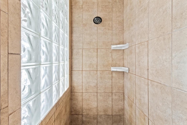 bathroom featuring a tile shower