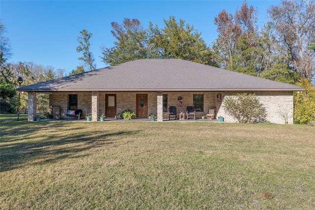 ranch-style house featuring a front yard