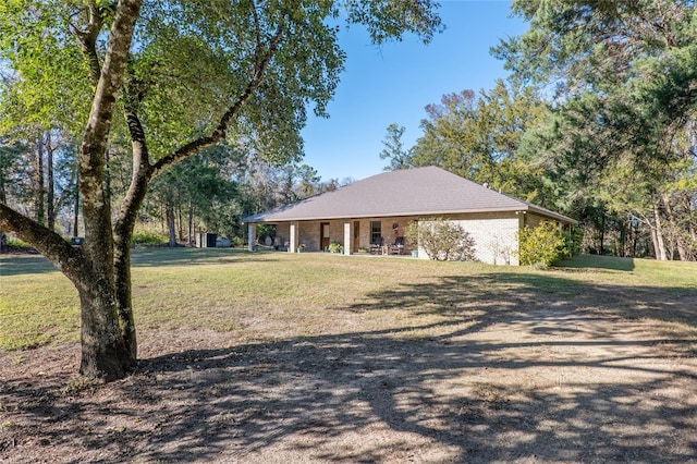 single story home with a front yard