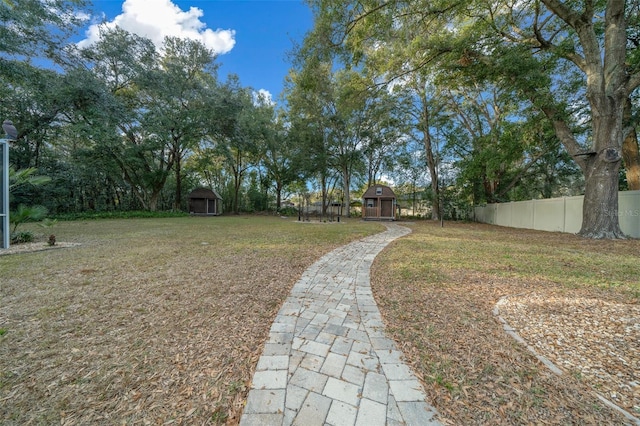 view of yard featuring a shed