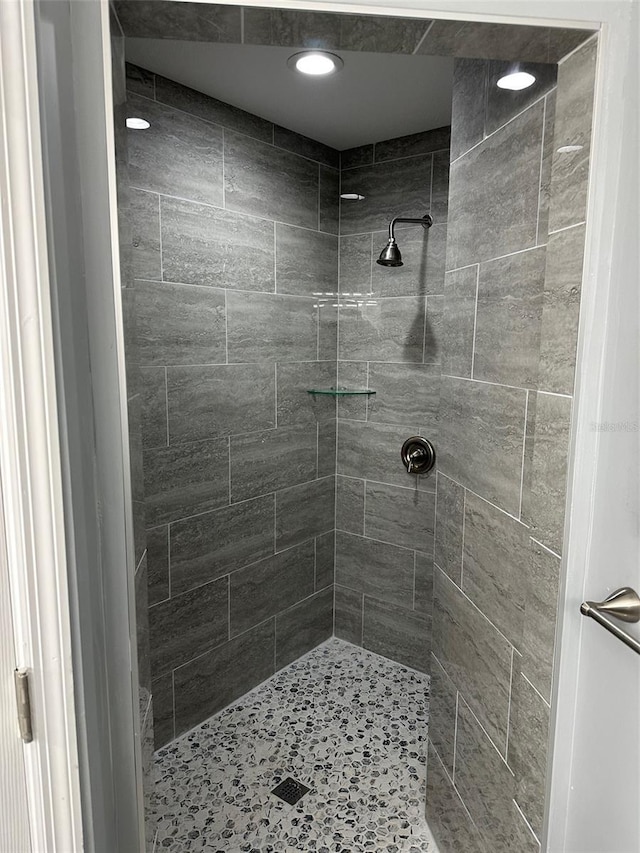 bathroom featuring tiled shower