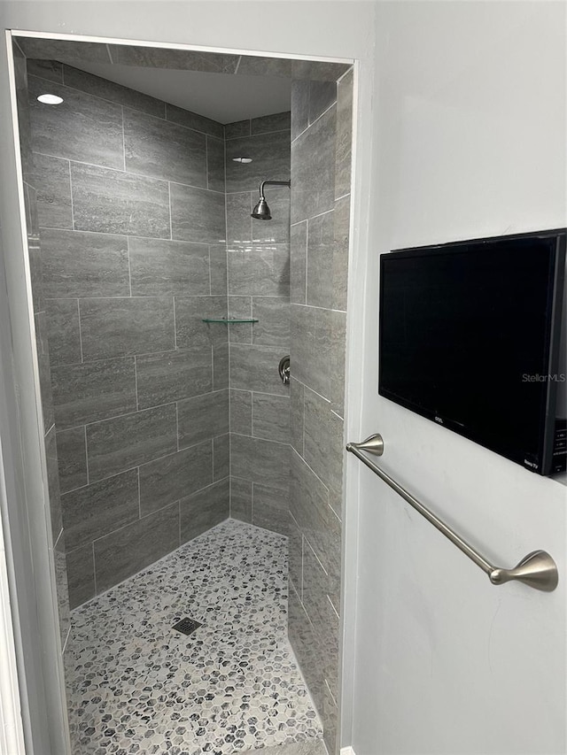 bathroom featuring tiled shower