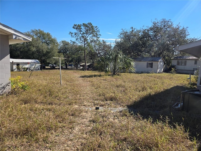 view of yard with a storage unit