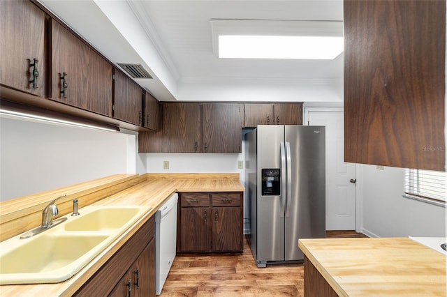 kitchen with dishwasher, sink, light hardwood / wood-style floors, stainless steel fridge with ice dispenser, and crown molding